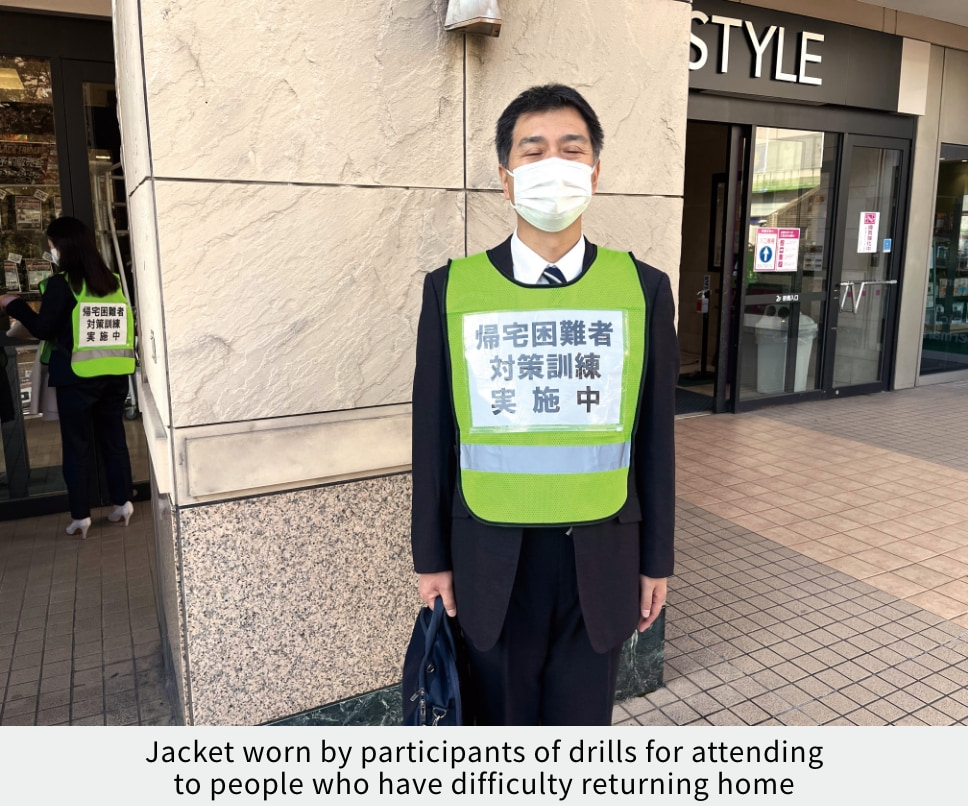 Jacket worn by participants of drills for attending to people who have difficulty returning home